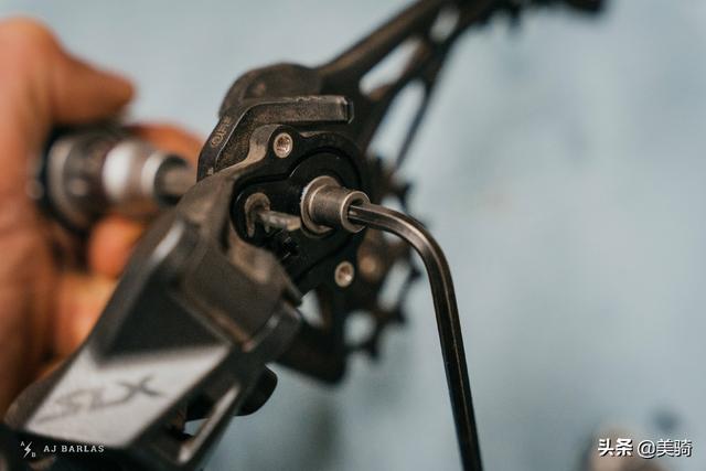 自行车快拆杆弹簧安装方向,自行车快拆杆和空心轴的安装视频(16)