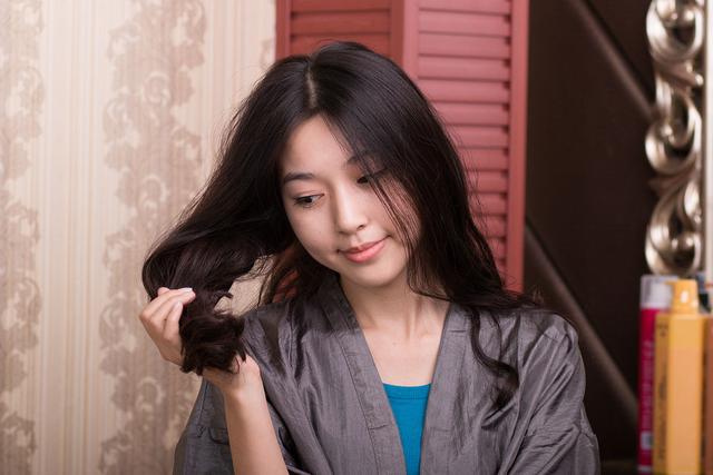 白发最健康的染发方法,自己染发盖白发的方法(3)