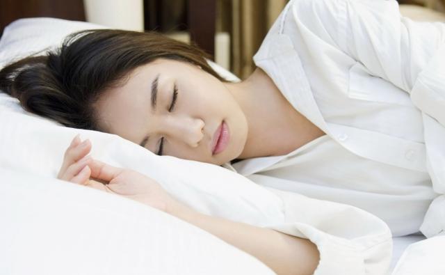 晚上睡觉抹爽肤水和乳液有必要吗,晚上睡前护肤要擦爽肤水和乳液吗(1)