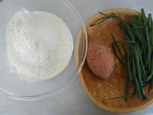 红薯葱油饼的制作方法,红薯油饼的做法大全图解(3)