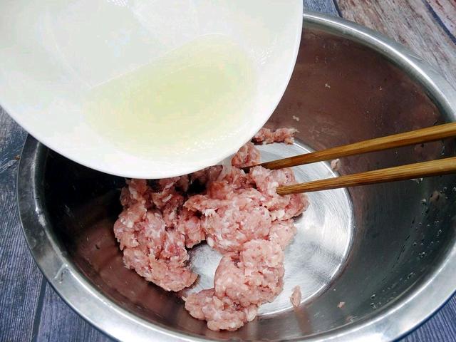 猪肉馅的水饺怎么包,猪肉馅的饺子怎么包(3)