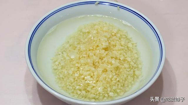 炸蒜蓉的做法视频,如何把蒜蓉炸得又脆又金黄(4)