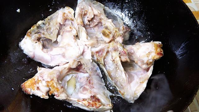姜炖鱼头的做法,青椒炖鱼头的做法大全(4)