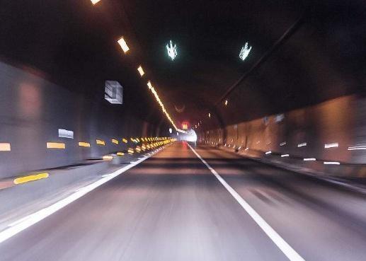 高速隧道内前方车辆太慢能变道吗,高速隧道里面变道需要变回来吗(2)