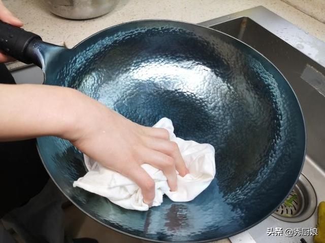 炒锅第一次用如何开锅,新铁锅的初次使用处理简单方法(4)