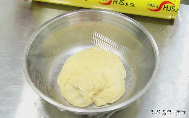 分层油饼做法,烫面油饼的做法(3)