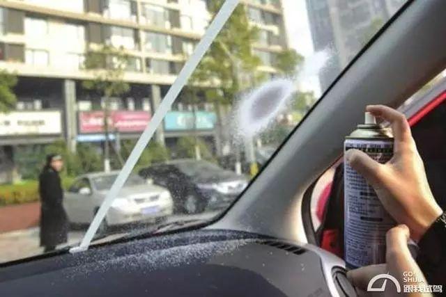 车窗除雾剂正确使用方法,车窗上的除雾剂怎么去除(5)