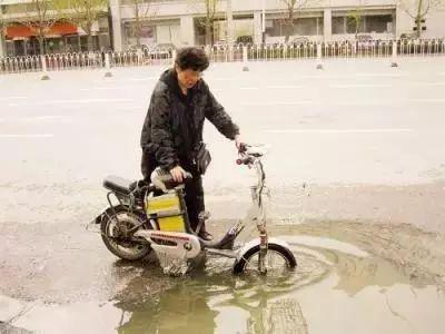 电动自行车淋雨有事吗,电动自行车怕不怕雨淋(2)