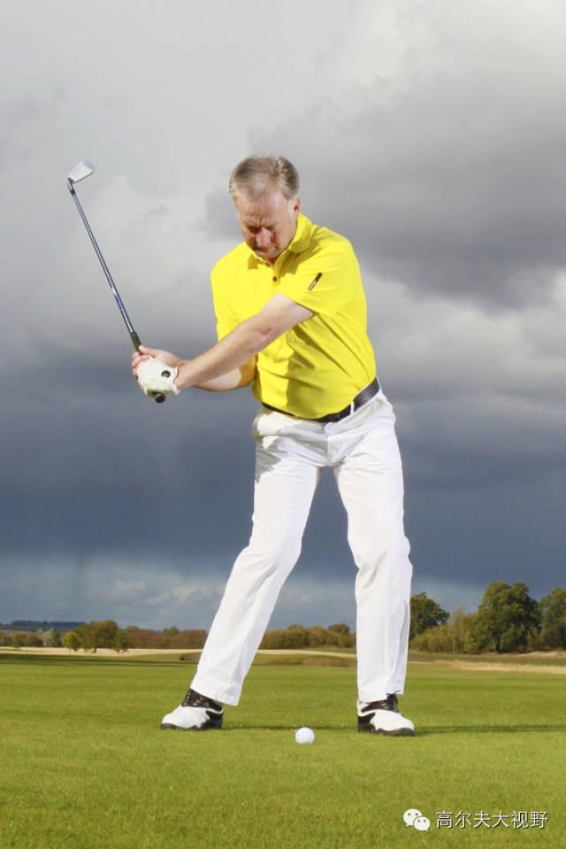 高尔夫挥杆方式有几种,高尔夫挥杆准备姿势(4)