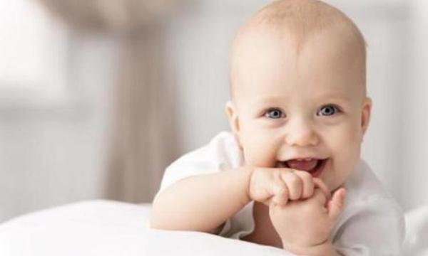 婴儿什么时间开始会笑,高智商婴儿10个征兆(4)