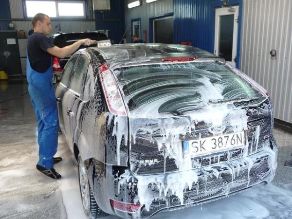 洗车用水冲洗发动机对车有影响吗,洗车能直接用水冲发动机舱吗(1)