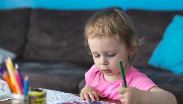 4岁多小孩自己喜欢写字该制止吗,怎样让4岁的孩子主动写字(1)