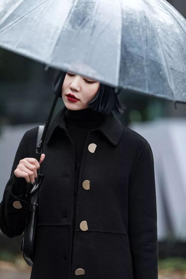 黑色大衣怎么搭配最完美,黑色大衣最简单的搭配法(1)