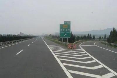 高速入口匝道汇入主路正确开法,高速入口匝道汇入主路速度要多少(3)
