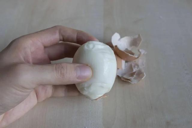 鸡蛋壳怎么容易剥壳,鸡蛋剥壳的正确方法图解(3)