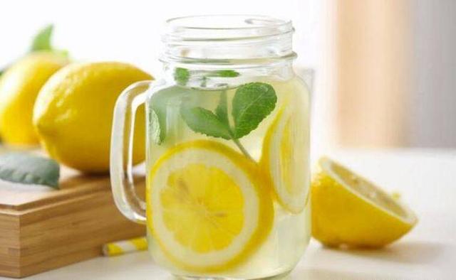 柠檬水为什么不能晚上喝,柠檬水晚上喝有副作用吗(1)