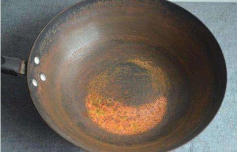 铁锅反复生锈怎么处理,铁锅第二天总是锈迹斑斑怎么办(2)