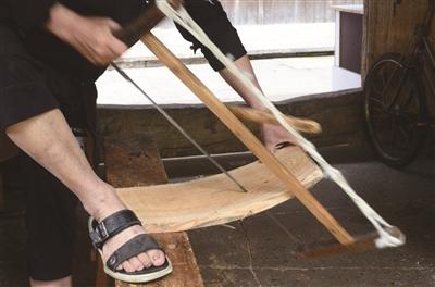 用钢锯锯木头怎么锯直,钢锯条锯木头最快方法(4)