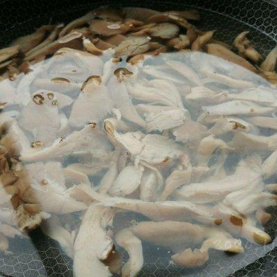冷冻蘑菇怎样做好吃,冻过的蘑菇的吃法(3)