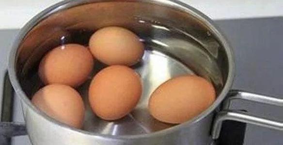 冰箱放了一个月的鸡蛋还能吃吗,鸡蛋放冰箱6个月还能吃吗(2)