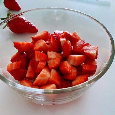 草莓最容易做的甜品,草莓用最简单的方法怎么做成甜品(2)