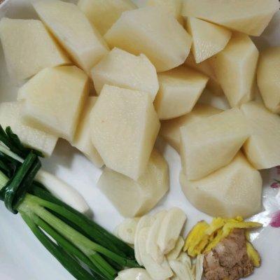 正宗排骨炖土豆的做法,土豆焖排骨土豆要炸吗(2)