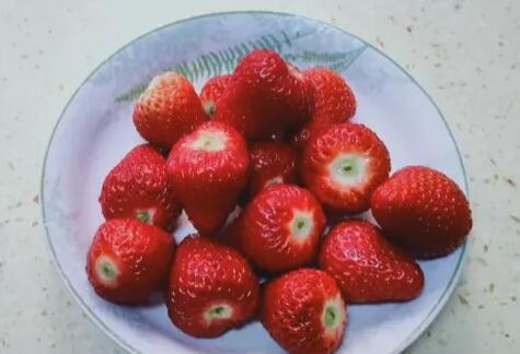 如何洗草莓又快又干净,怎样洗草莓才能洗得最干净(3)