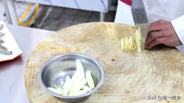 油炸大虾酥脆的方法,带皮炸大虾的家常做法(3)