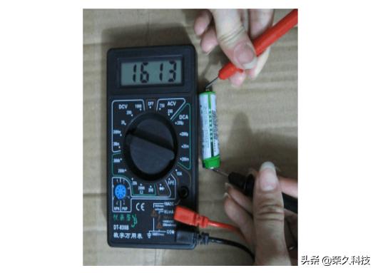 万用表怎么测电压220v,万用表怎么测电压220v用哪个档(3)