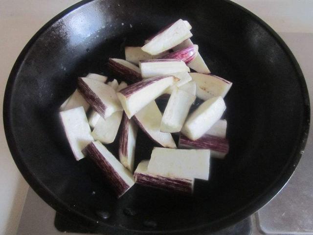 茄子洋葱牛肉可以一起炒吗,茄子芹菜牛肉能不能一起炒(3)