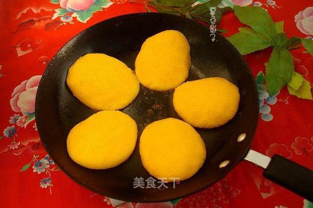 东北玉米面大饼子做法,东北地锅玉米面大饼子的做法(2)