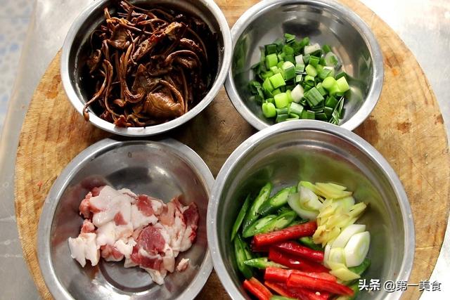 五花肉炒茶树菇干锅的做法,干锅茶树菇五花肉家常做法(3)