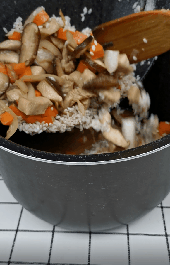 香菇鸡肉拌饭的做法视频,香菇鸡块焖饭做法大全(8)