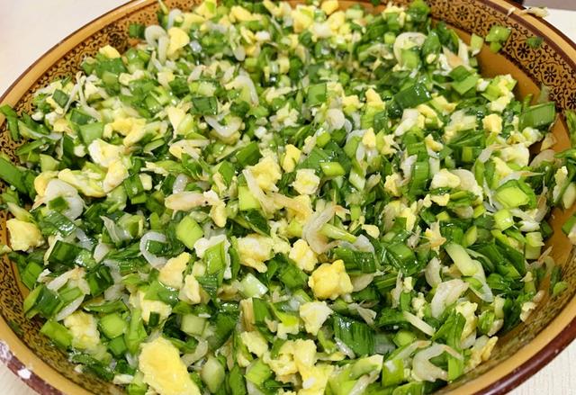 韭菜素馅怎样调好吃,韭菜鸡蛋木耳饺子馅的做法(4)