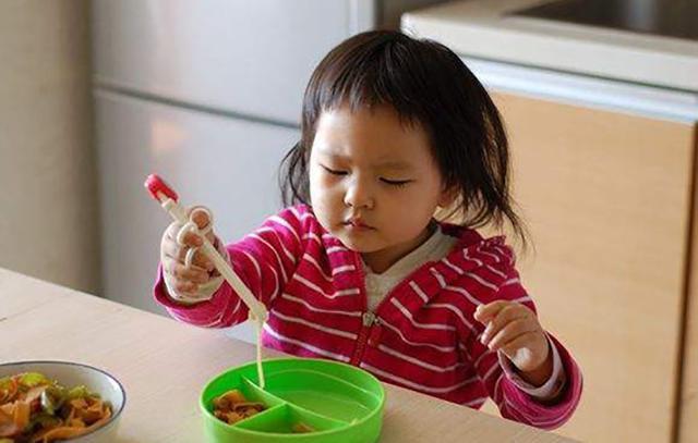 孩子拿筷子姿势有必要纠正么,3岁小孩握筷子姿势不对需要纠正吗(2)