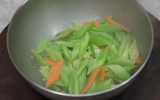 芹菜胡萝卜可以一起吃吗,萝卜配芹菜祛湿气(3)