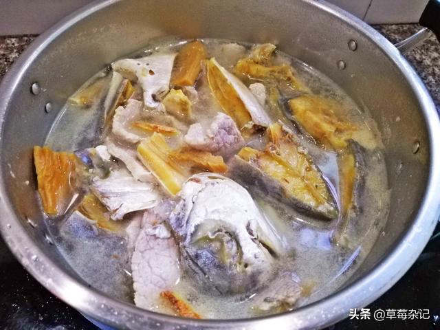 鱼巴煲的正宗做法,广东盐水杂鱼煲的做法(3)