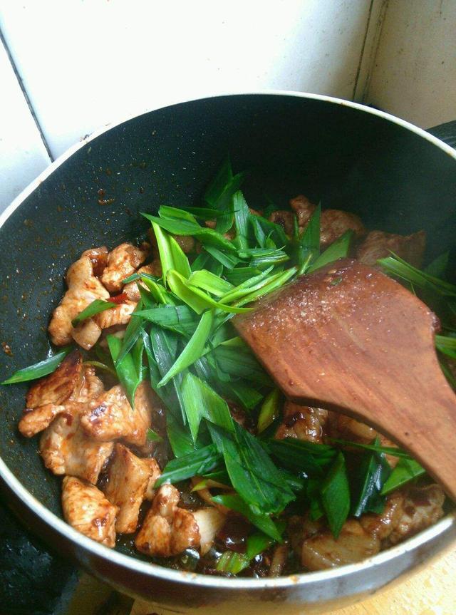回锅肉盖浇饭怎么做好吃呢,回锅肉炒香干盖浇饭的做法(3)