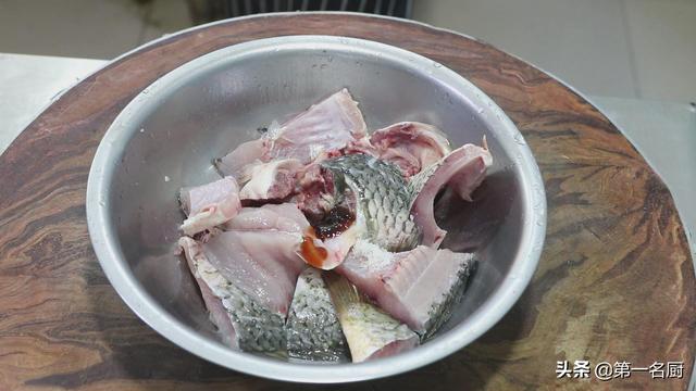 清炖鲤鱼炖豆腐的做法,鲤鱼炖豆腐最简单的的做法(3)