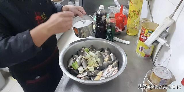 小酥鱼块的做法教程,油酥鱼块的制作方法(4)