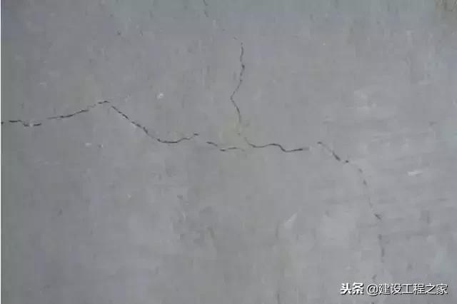 混凝土板面开裂是什么原因,混凝土表面开裂怎么回事(1)