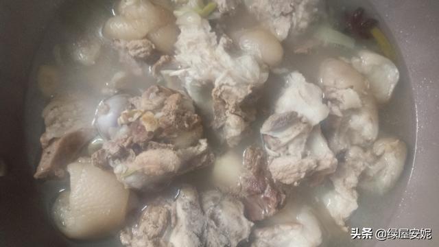 大腿骨炖汤的做法,炖猪大骨的食谱(4)