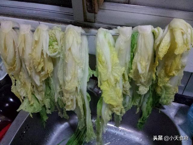 腌酸菜缸上套塑料袋有毒没有,酸菜开水烫好还是生腌好(1)