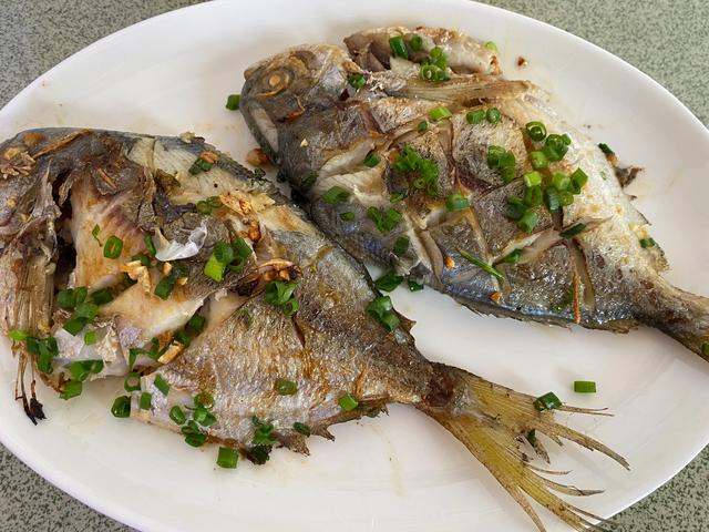 干煎鲳鱼的家常做法,电饼铛干煎鲳鱼最简单做法(3)
