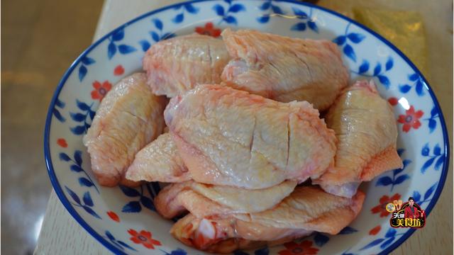 焦糖鸡翅的正确吃法,红烧鸡翅怎么炖出来不柴(3)