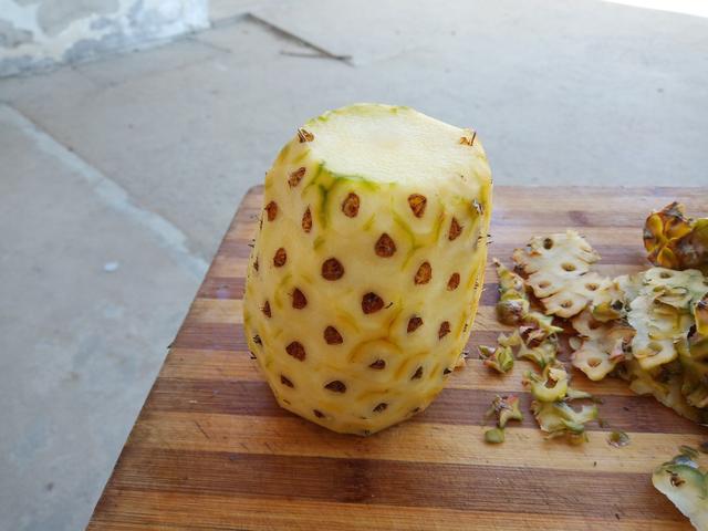 菠萝怎么处理最简单,处理菠萝最简单的方法(3)