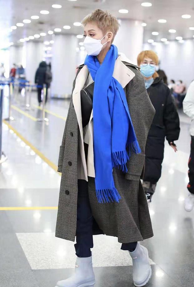 蓝色羊绒大衣搭配什么颜色丝巾,羊绒大衣配什么丝巾好看(2)