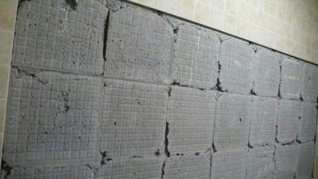 地砖上墙薄贴要刷背胶吗,地砖上墙刷背胶一定不掉吗(1)