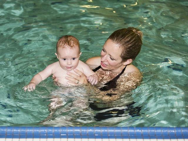 婴幼儿游泳有哪些好处,婴幼儿游泳对孩子有什么好处(1)