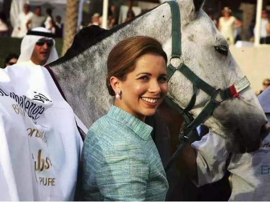 迪拜王妃为什么出去,迪拜王妃真实照片(2)